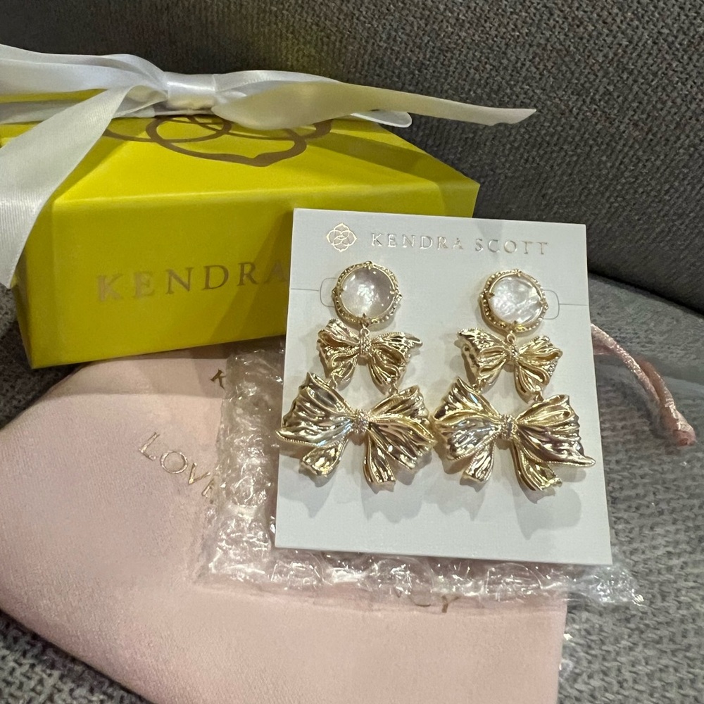 NEW Kendra Scott Loveshackfancy gold double bow light pink stone earrings